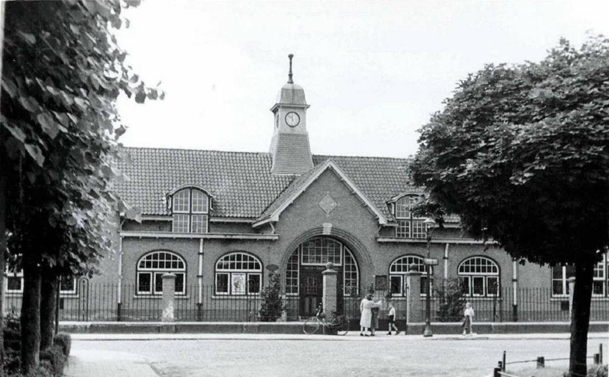 Overnachten in de oude West-Indiëschool Enschede Buitenkant foto